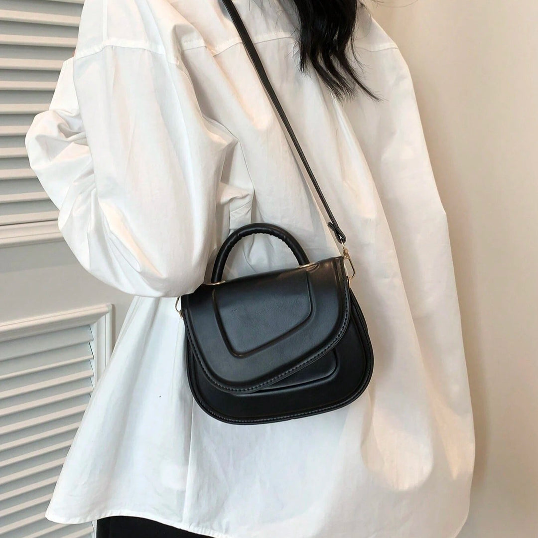 Ava – Stylish Minimalist Designer Saddle Bags