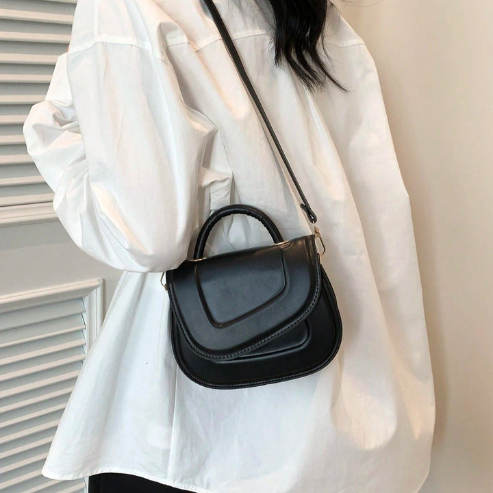 Ava – Stylish Minimalist Designer Saddle Bags